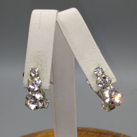 Fabulous Vintage Sparkle Earrings, Clear Chaton Crystals Graduated - Picture 1 of 3